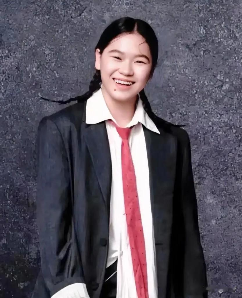 发现没有？全红婵有一个非常玄学的地方。不管她是刚出道，还是首次上杂志，都可以称