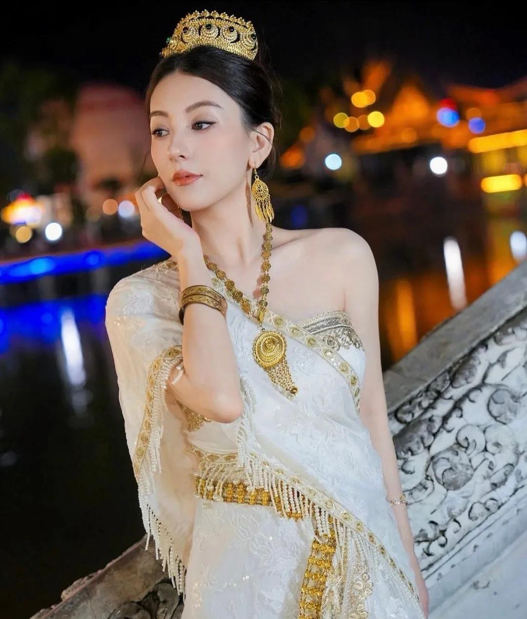 状态也太好了，完全看不出来是怀有身孕，怀着三胎还能这么美两个女儿从小就是美