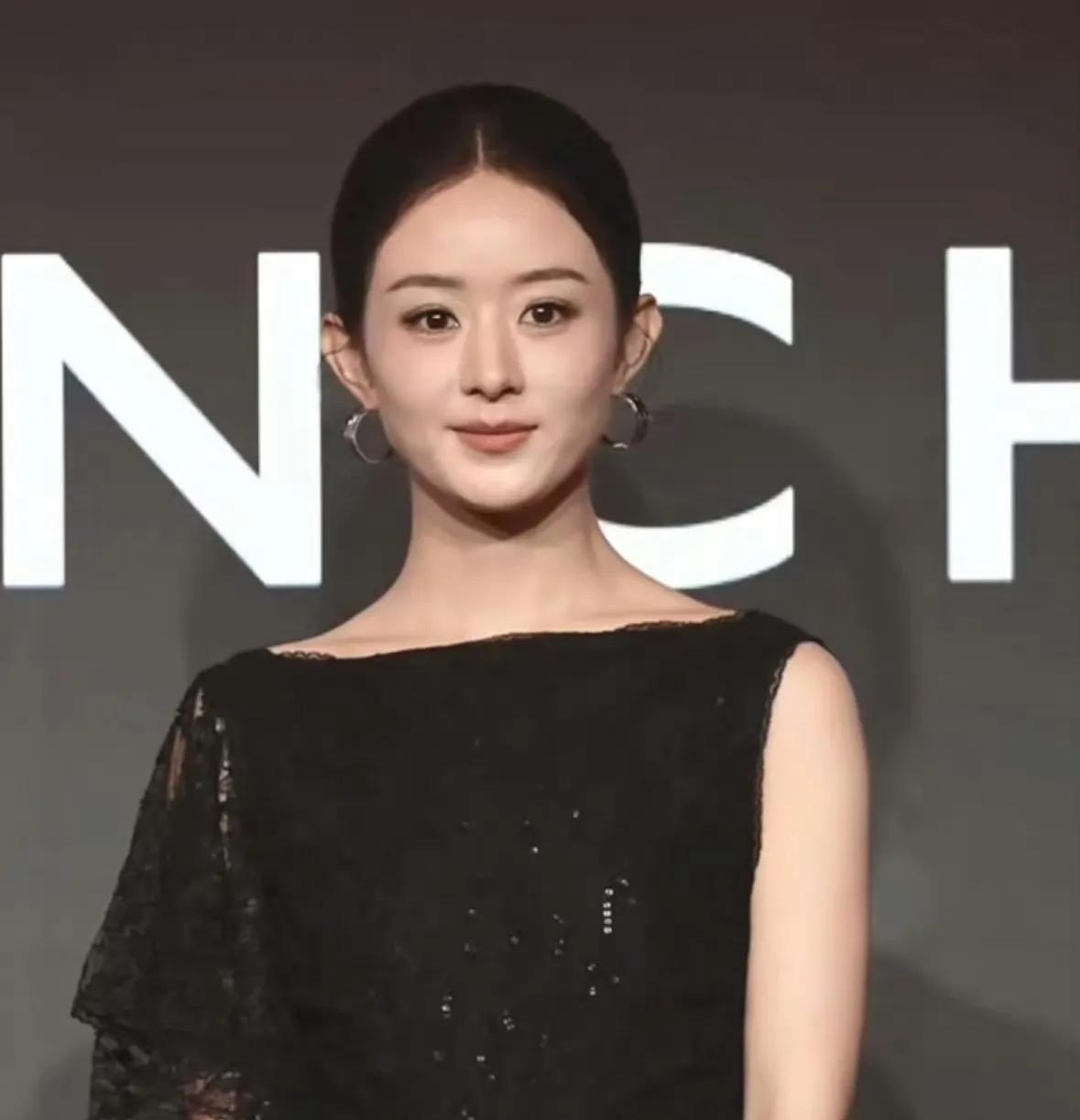 赵丽颖还是留短发吧，这种女强人的造型真的不适合她。她是圆脸，而且脸太小了，五官