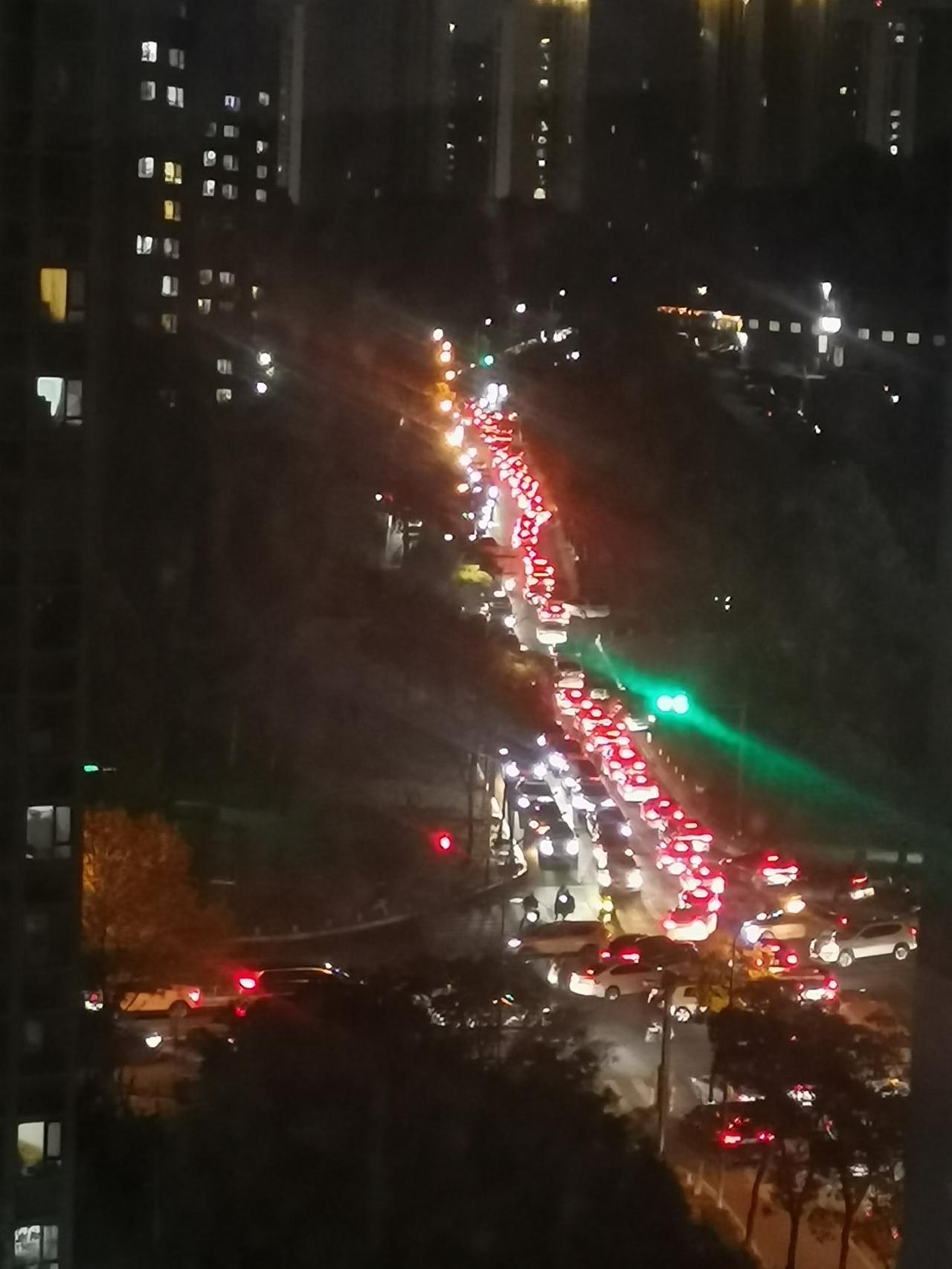 中国核电必涨而且是大涨今天中国核电低开高走，一小时成交量比昨天稍微减少达到4