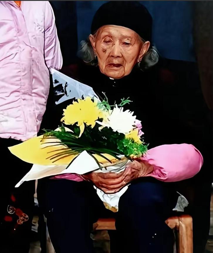 在咱们北京密云的深山里，曾住着一位再普通不过的农家妇女，她叫邓玉芬，一辈子没读过