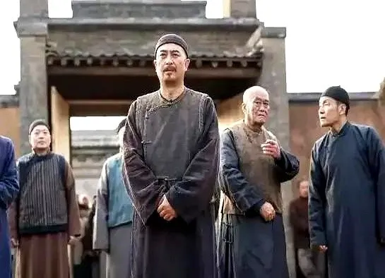 为何古代3个人就能治理一个县，如今却需成千上万人？其实原因很简单：电视剧总把县衙演得像个小摊子，县太