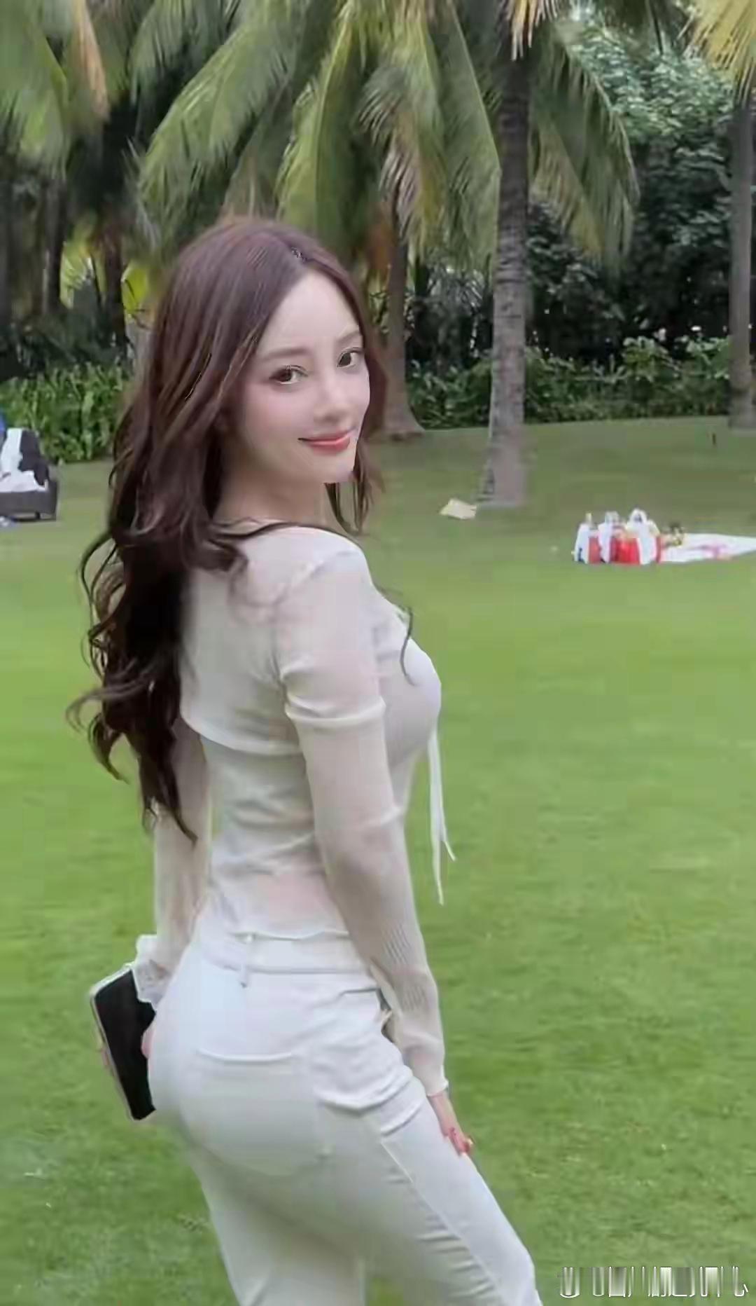 李小璐黄金腰臀比绝了！身材没走样很少女，谁能相信已经44岁了？​​​
