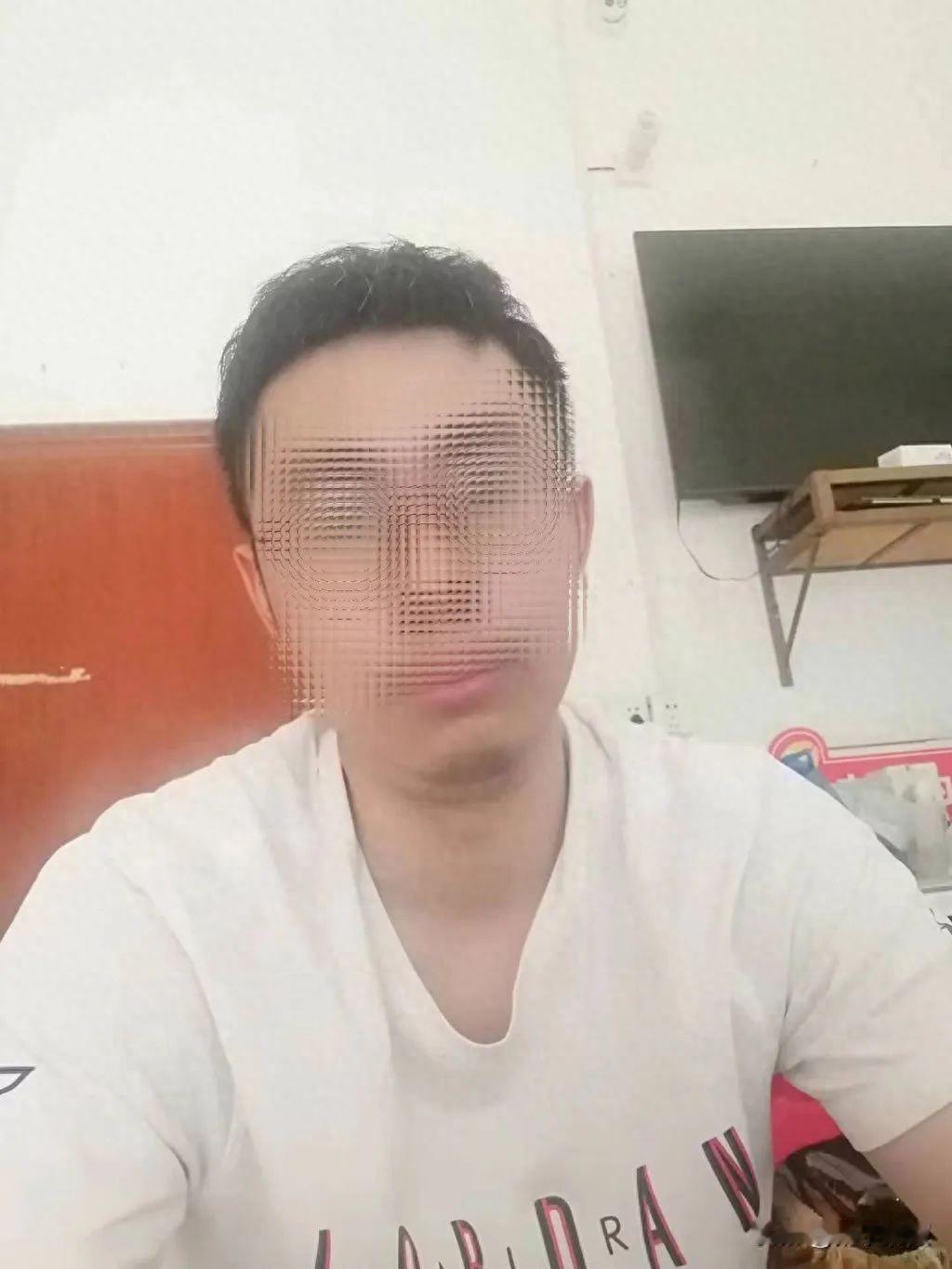 湖南永州，一31岁的乡镇男医生通过网络先后结识两名不满14岁的初中女生，他分别与