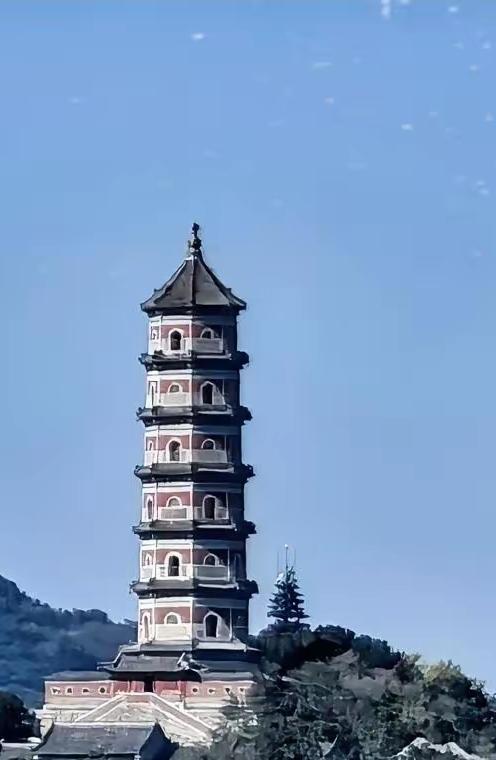 看四中全会公报越品越有味道，最戳人的不是新提法，而是毛主席当年“深挖洞、广积粮、