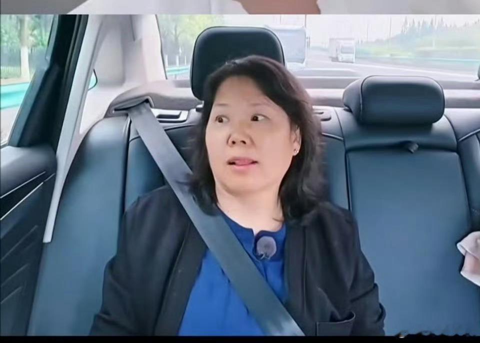 张家齐妈妈面相分析先看眉眼，以前讲课说了很多次，眉毛淡且眉毛短的人无论男女都不可交，为人自私，贵人少