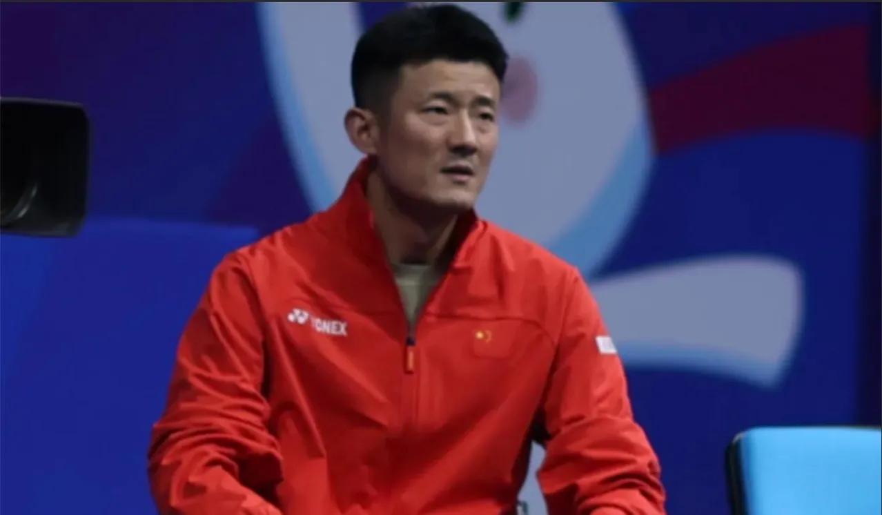 沧桑的谌龙教练。羽毛球界整个大气候不太正常，原因是多方面的，专家应该坐下来认真
