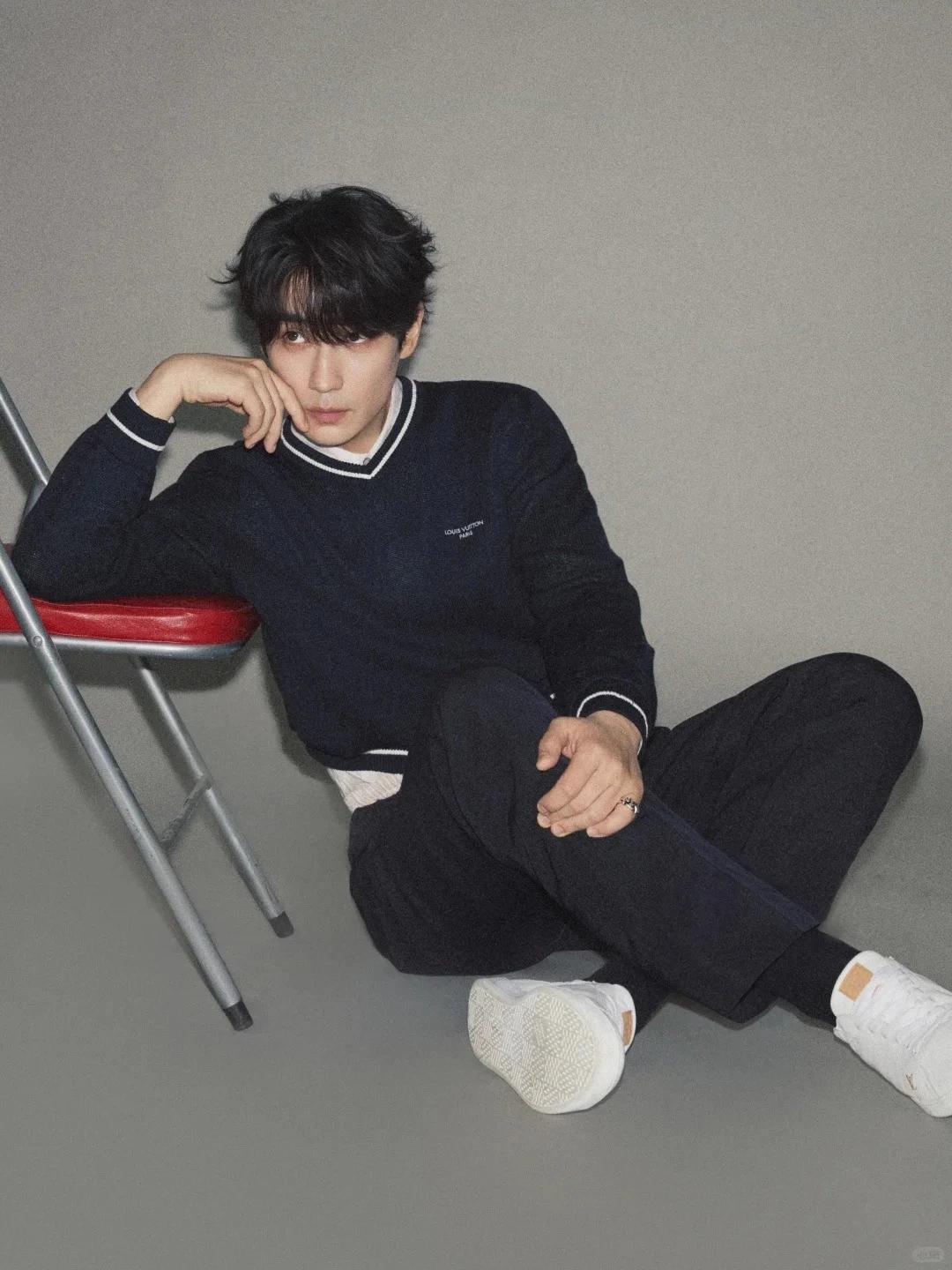 38岁的朱一龙，和几把普通的不能再普通的椅子合影拍照都可以拍的这么有内涵有气质，