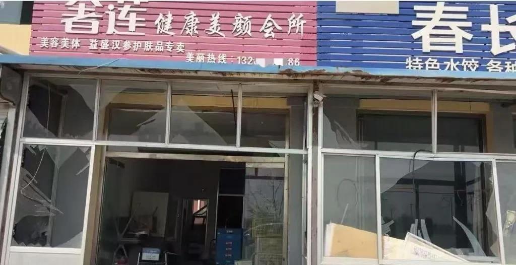 实探高密化工厂爆炸事故，700米外民房墙体现裂痕。这次爆炸除了导致的周围民房受损