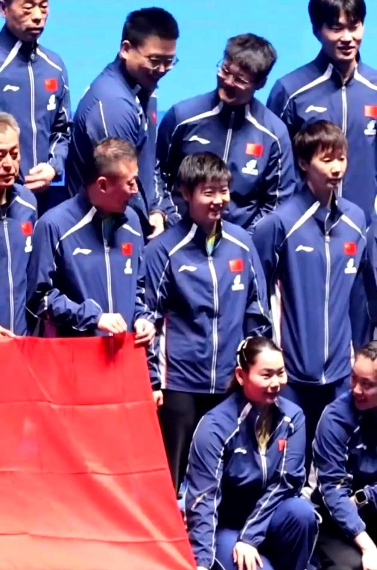 马琳带队，你看他眼睛往哪瞟？全队几十号人，他的头就差直接拧到孙颖莎身上了。