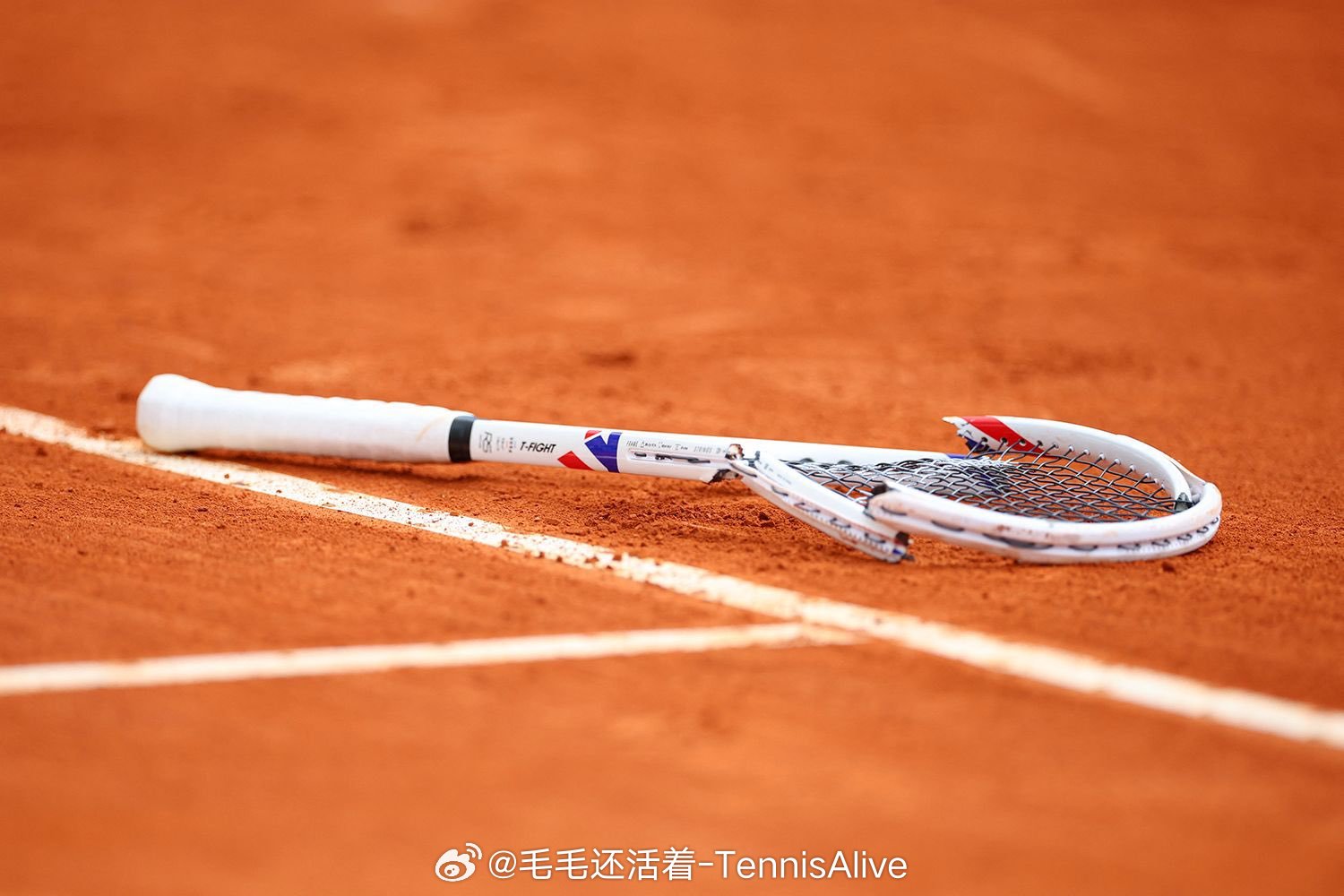 【梅德韦杰夫被罚7000美金】梅总蒙特卡洛不但吞双蛋出局。还因为砸拍罚款7000