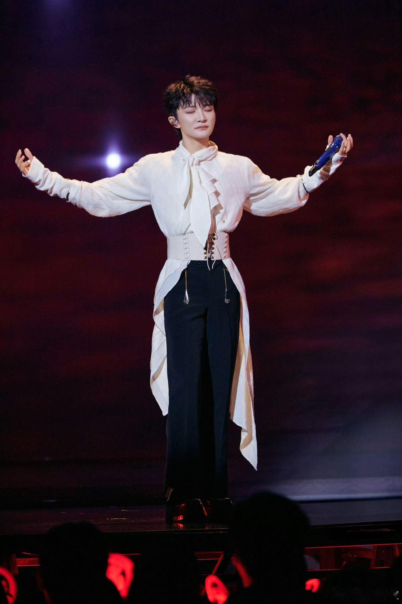 从音乐产业角度看，周深这种全面参与制作的模式，代表着音乐人正在收回创作主导权。