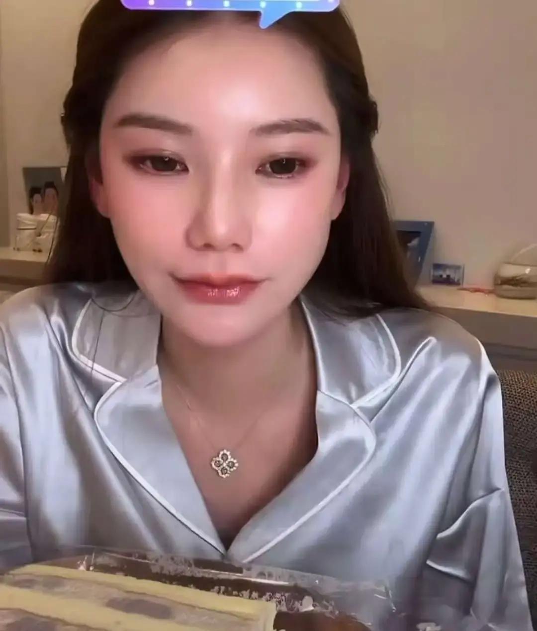 怀孕7个月连轴转直播！马小梅挺着大肚子逛台湾夜市，一手拎娃一手拿麦，嗓子喊