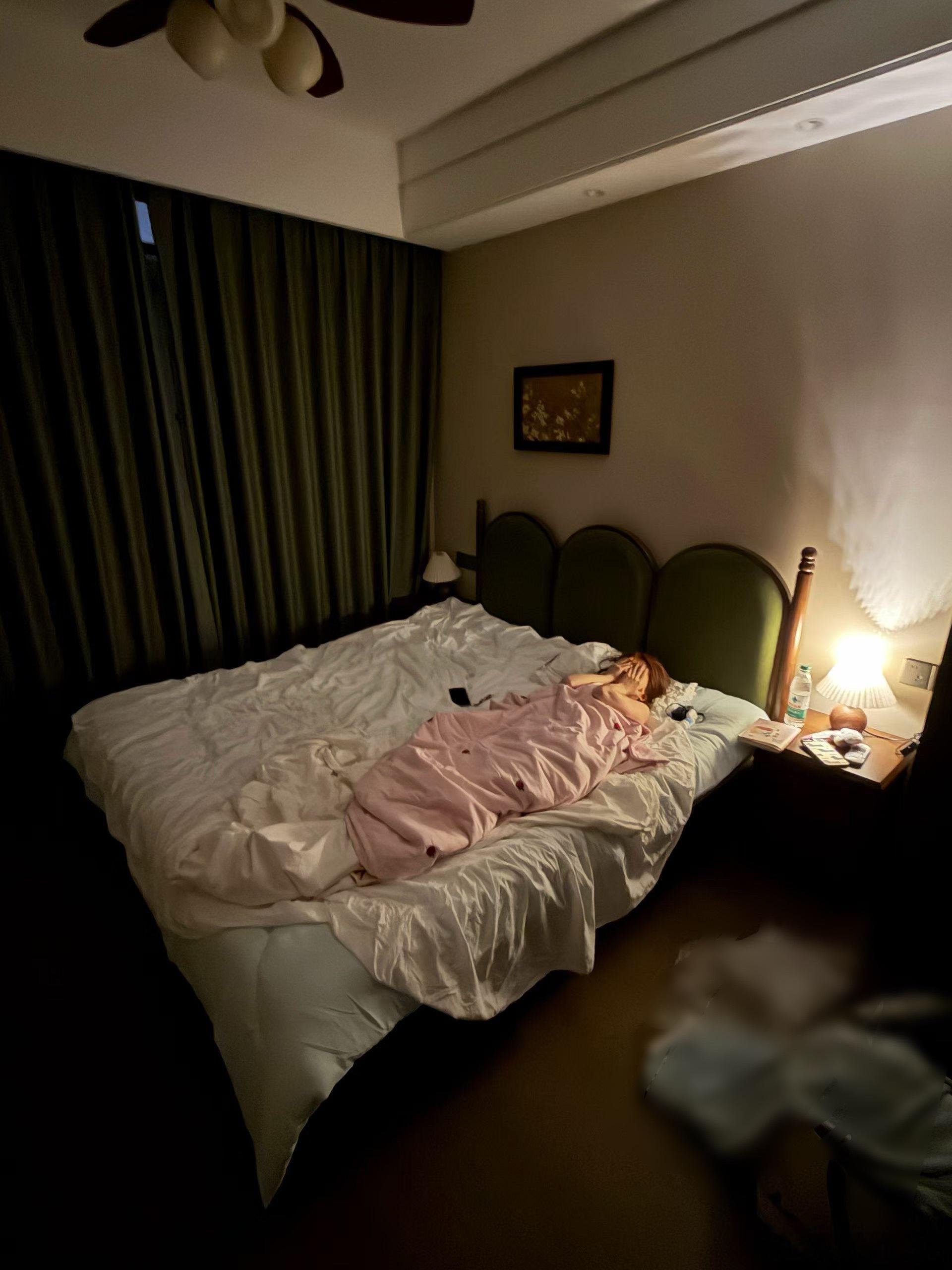 昨天是搬来新家住第一天感觉啥都忘记带了2m的床我套了个1.5的四件套将就睡了我真