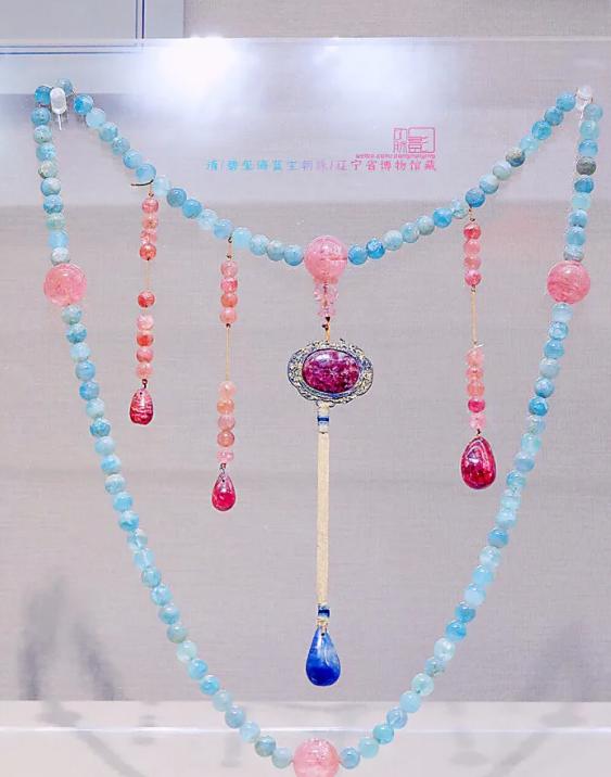 1988年秋，辽宁后坟村的刘春花正蹲在地上收拾父亲的遗物。床板下一个不起眼的