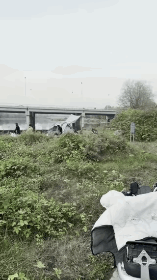 这钓鱼还有女朋友专门按摩，就这一点，他赢了。