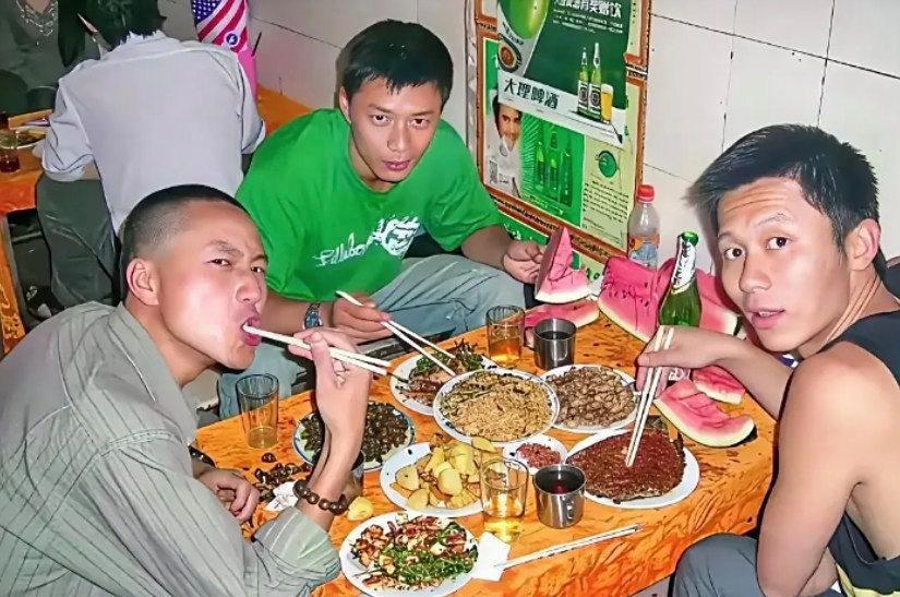年轻时候的李晨，三个哥们下馆子。​​​