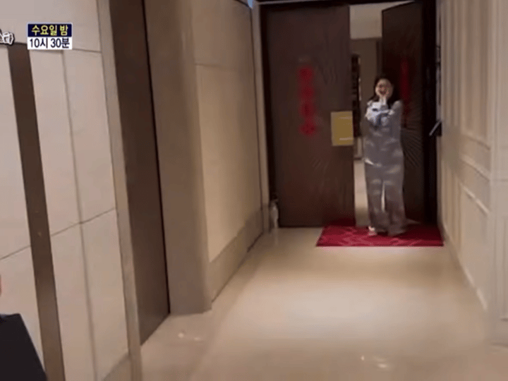 手里有钱有豪宅豪车有司机保姆伺候，带着一儿一女亲生骨肉、一脚踢开糟心前夫，关键是