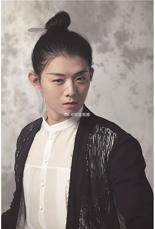 长相秀气的霍尊他的爸爸火凤长相粗犷，妈妈长相一般般​​​