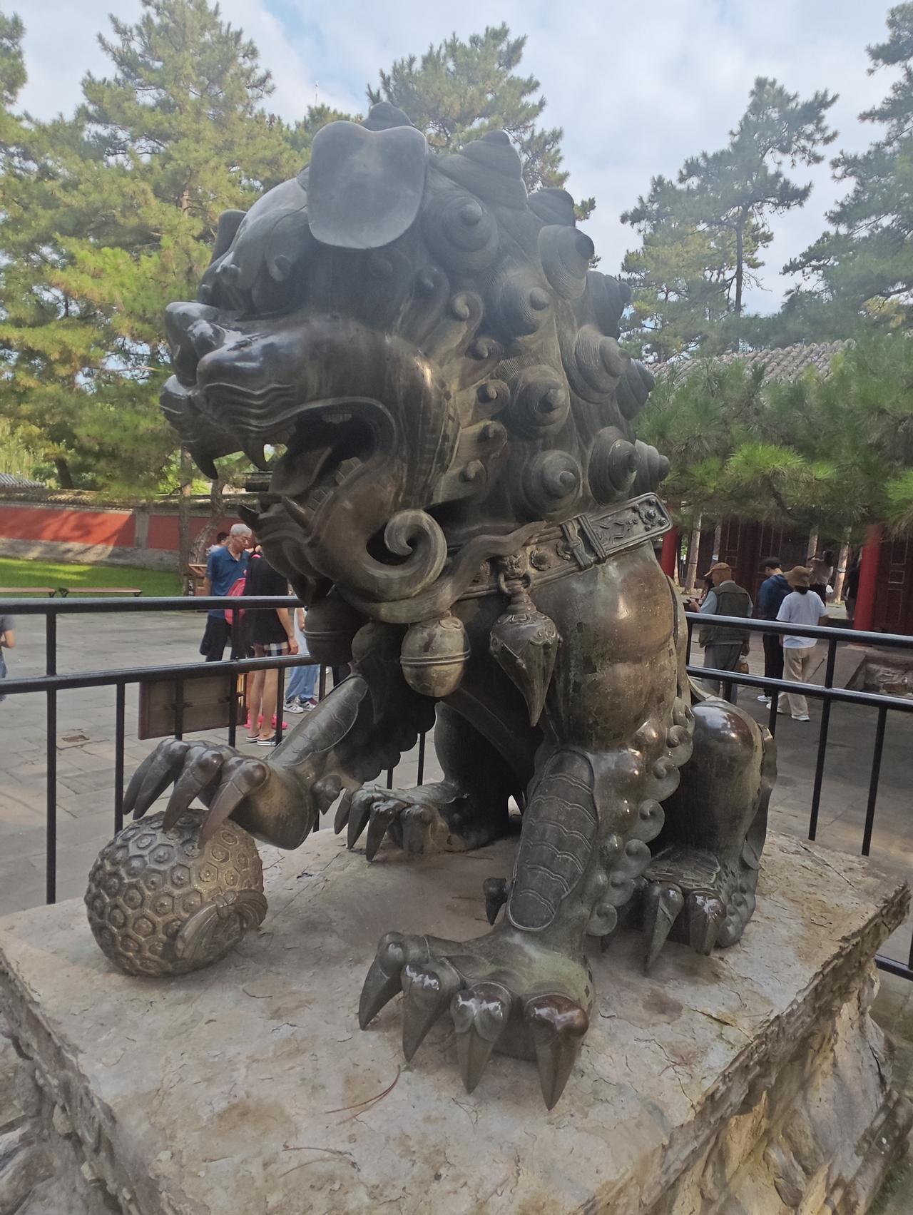 避暑山庄皇帝家来到承德，我们住的民宿就在避暑山庄旁边的小区里，房主女士早就等