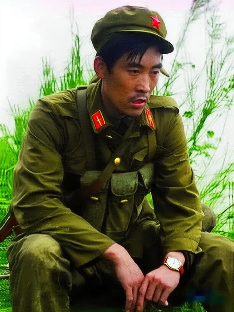 照片里这个看起来特别疲惫的战士叫邱枢，刚打完仗。他是老山战役里第十五侦察大队的连