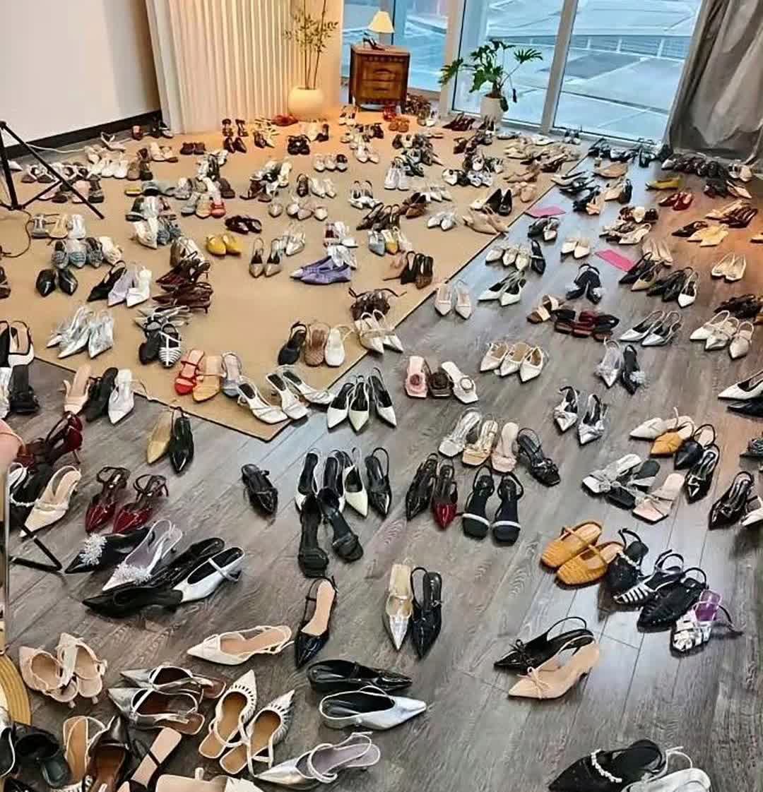 败家的女人，鞋子摆满客厅一男子整理房间，竟然在衣帽间发现老婆有这么多鞋子