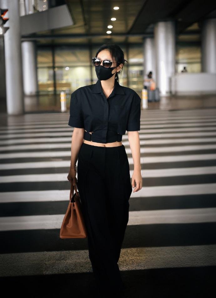 最近高叶现身机场，她这次搭配了一身黑色的衣服，整个人显得好酷，也特别的有气势。