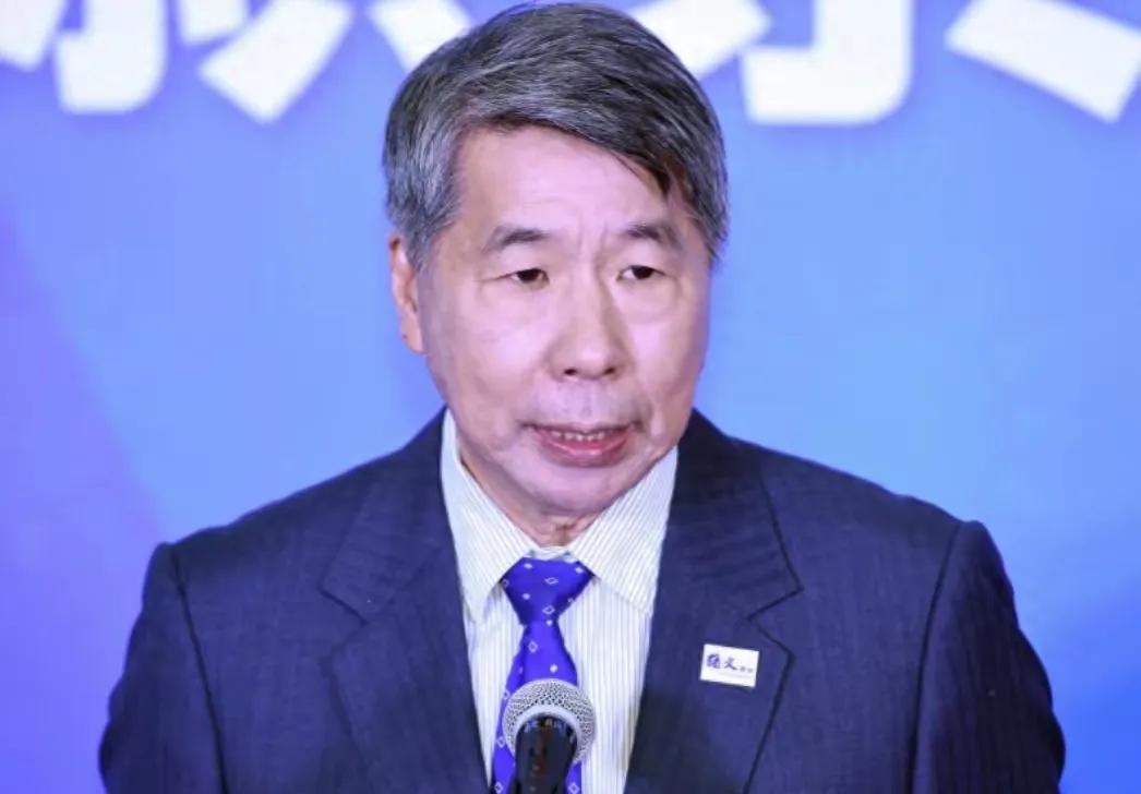 张亚中这个时候站出来选国民党党主席，的确勇气可嘉！显然，张亚中是对朱立伦把国