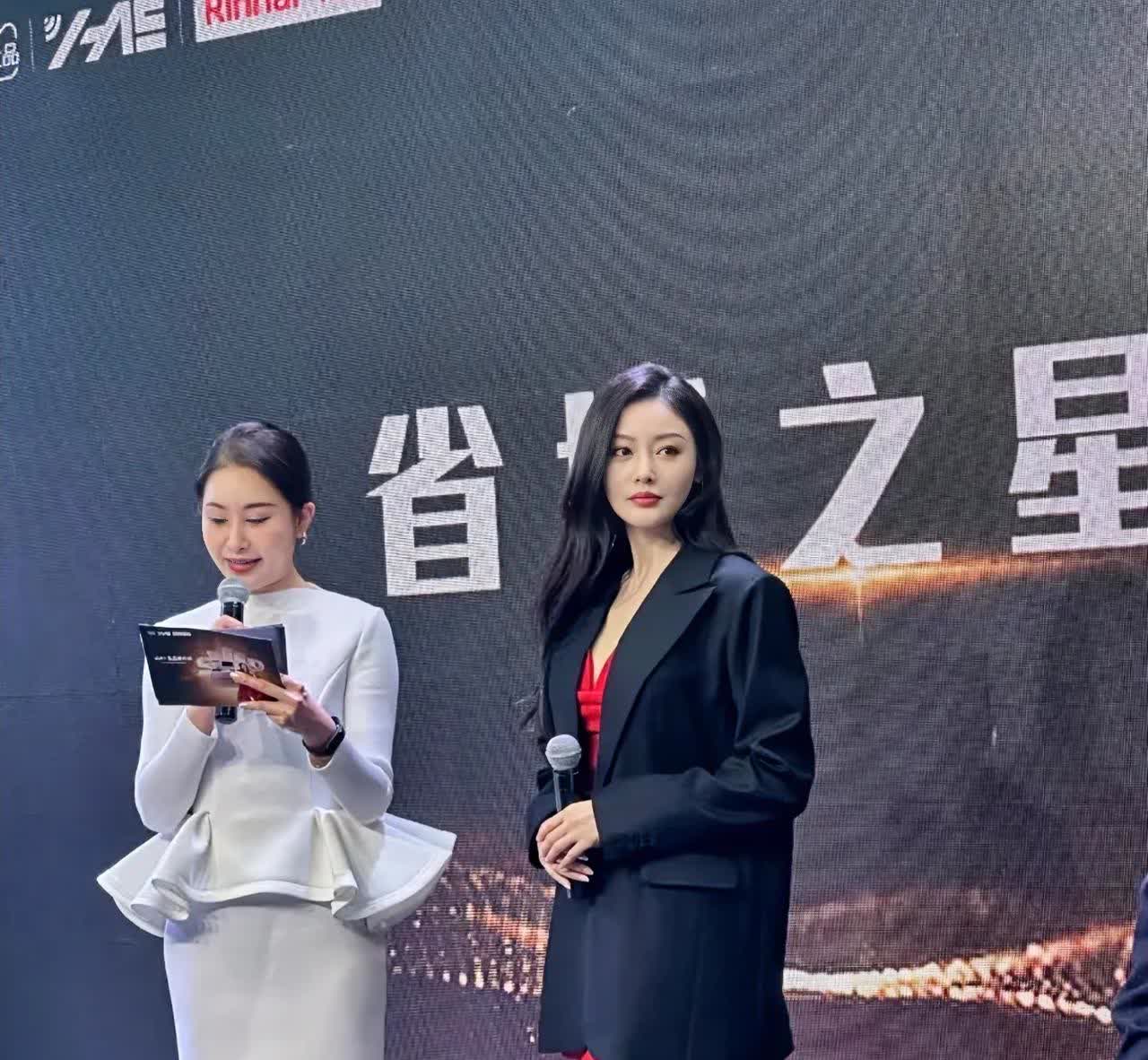 张天爱本人是真好看，这腿无敌了！