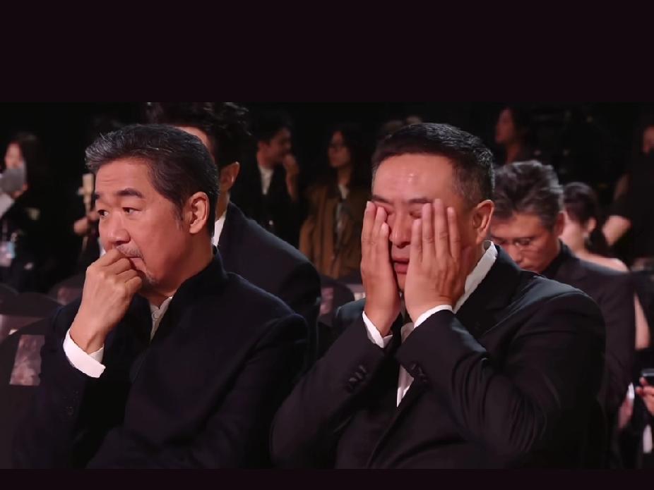 太搞笑了！星光大赏晚会持续到晚上十一点半才结束，中途李乃文直接睡着了，同样睡着的