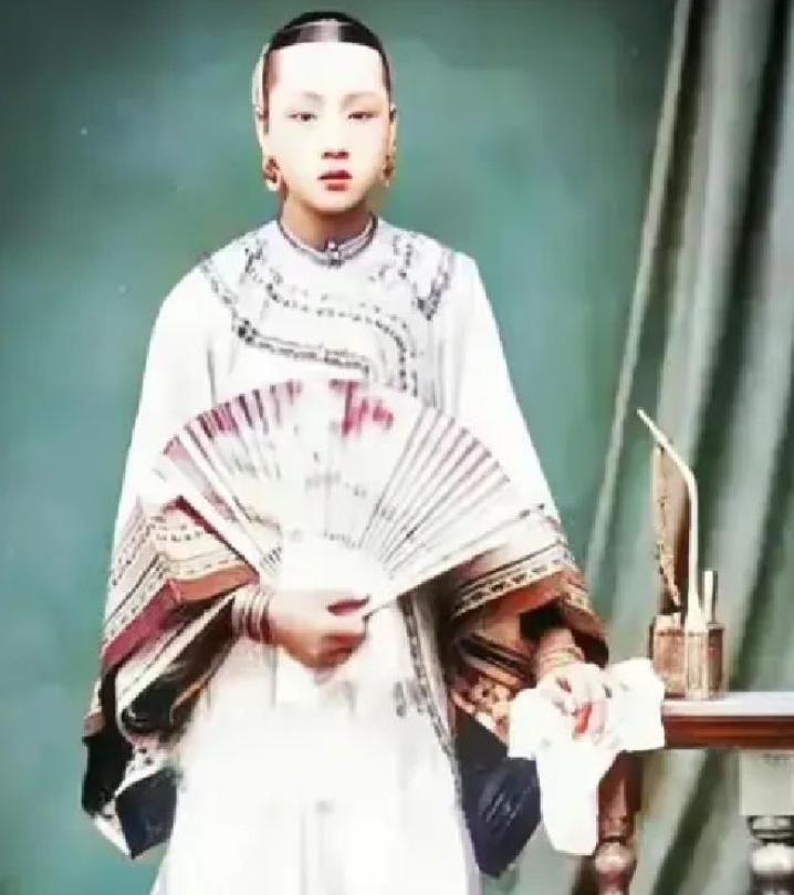 1863年，41岁的李鸿章大婚，娶了24岁的赵小莲。洞房花烛夜，赵小莲给他立了三