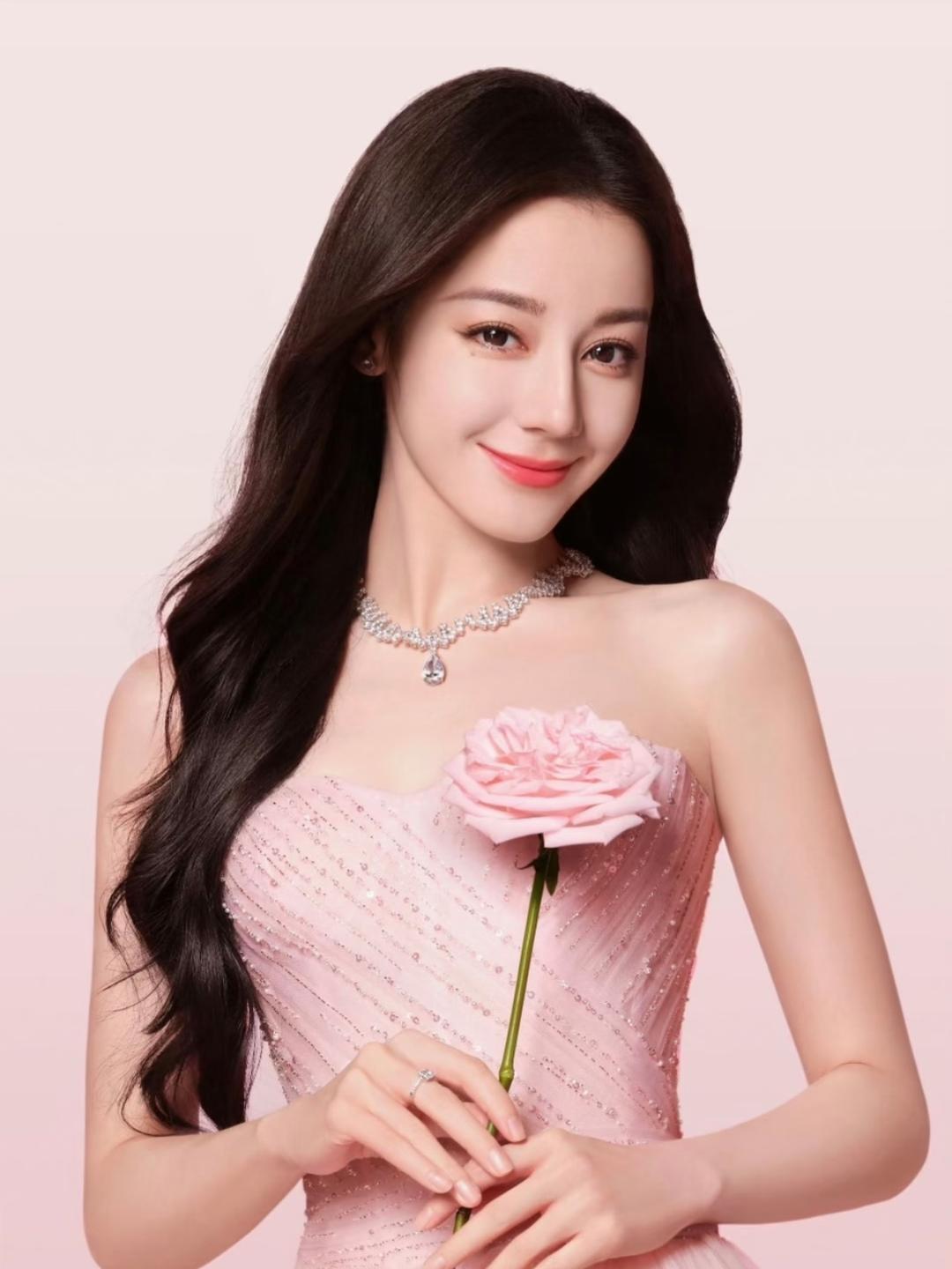 1.迪丽热巴一直记得杨幂早年的提携，杨幂也从不拿这份情谊去束缚对方。两人相处得不错，至今私下仍有联系