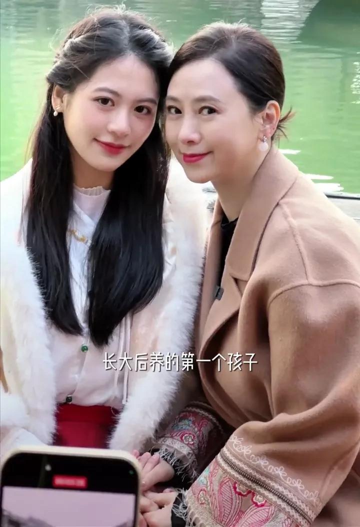 我宣布，翁虹就是我的梦中情妈！她说，养孩子其实就是养小时候的自己！因为自