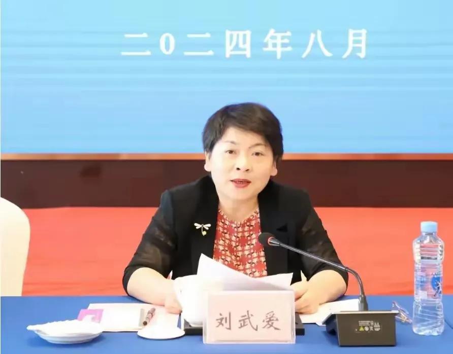 江西女贪官刘武爱落马，其被指“六毒俱全”，最终选择主动投案。随着其案件细节的披露