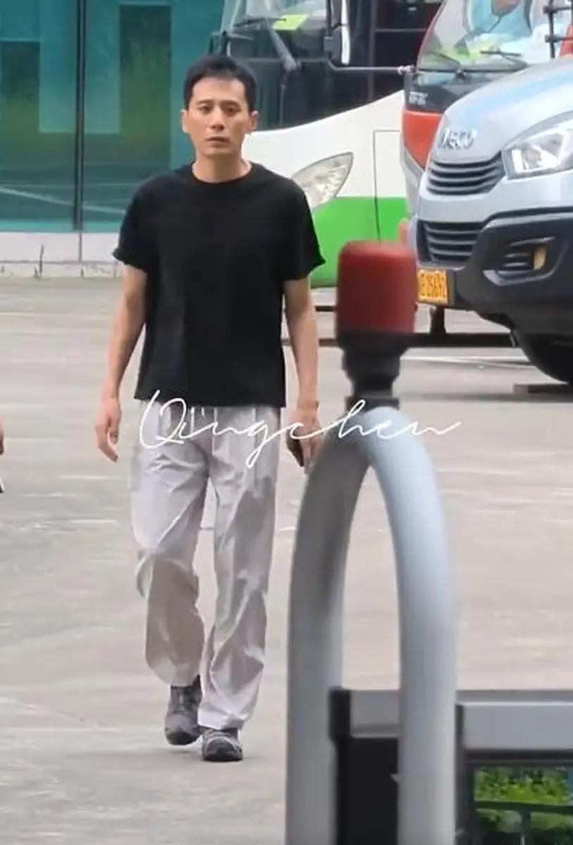 47岁刘烨身穿休闲装活力十足跟粉丝打招呼笑容满面10月13日，47岁刘烨近照曝