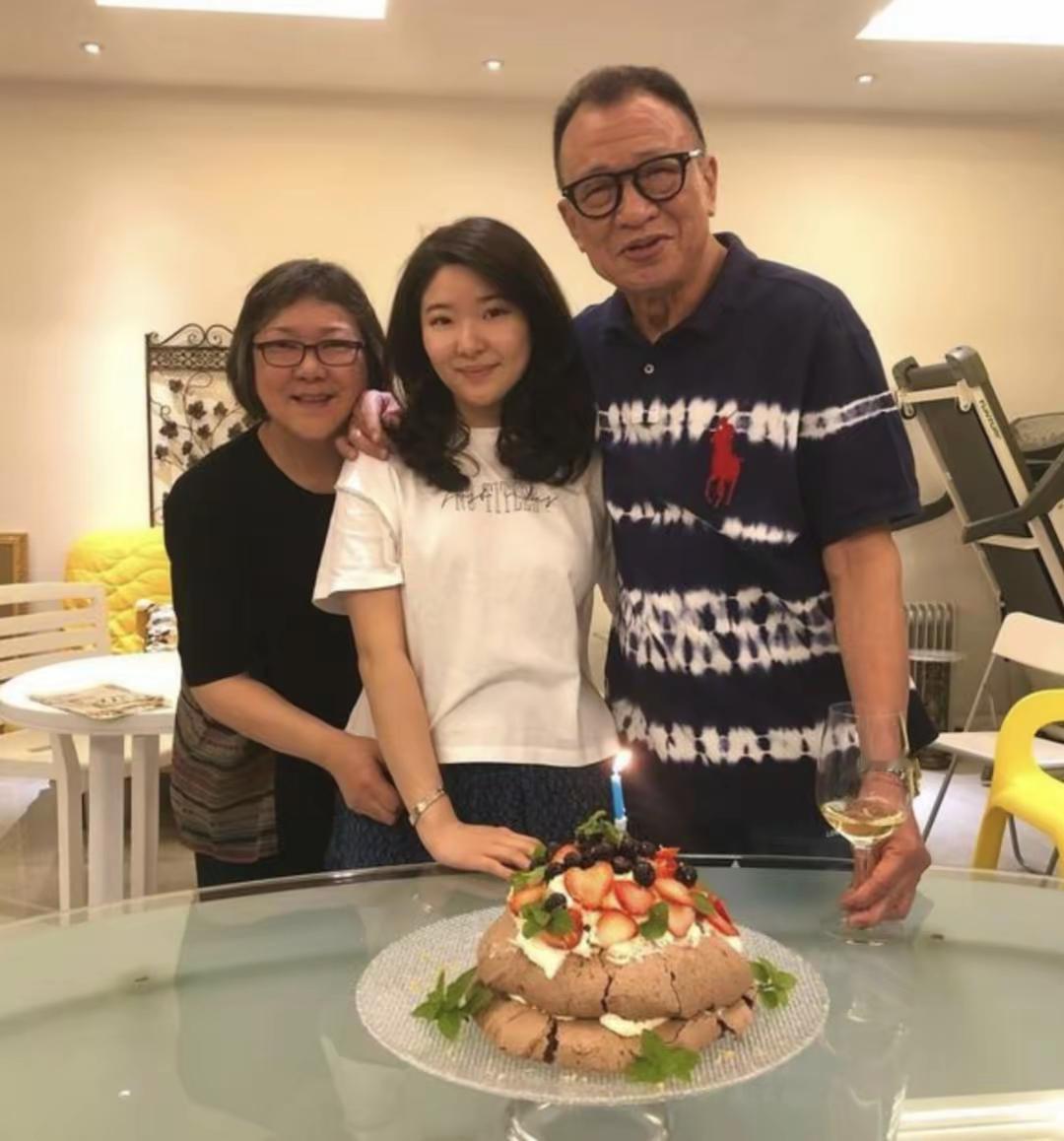 许绍雄在港圈里是出了名爱家庭,爱老婆,爱女儿。他在49岁的年纪才有了爱女许惠菁,