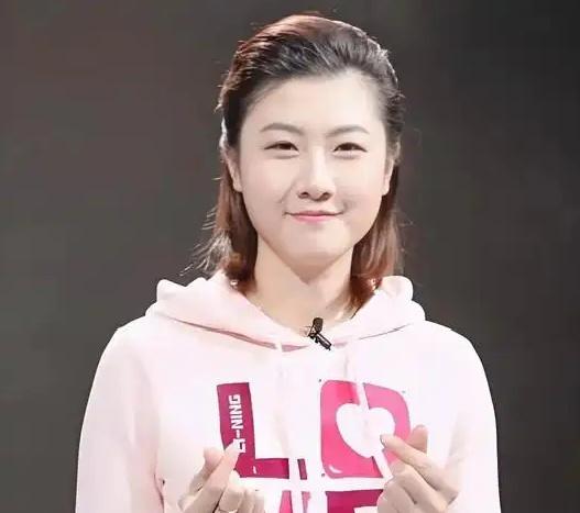 无缘留任国乒，进高校工作2年，丁宁职务薪水如何？丁宁，国乒大满贯赛球员，21岁