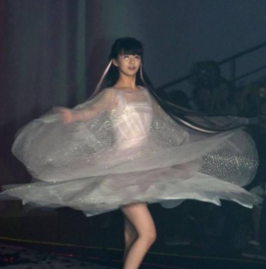 2014年春晚，冯小刚让小彩旗转了4小时，一共8000圈，期间不吃不喝、不上厕所