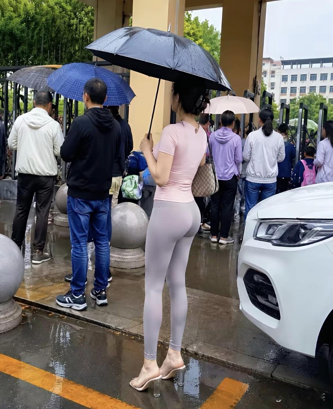 也不知道这是哪位同学的家长，这身材忍不住让很多人想多看几眼！