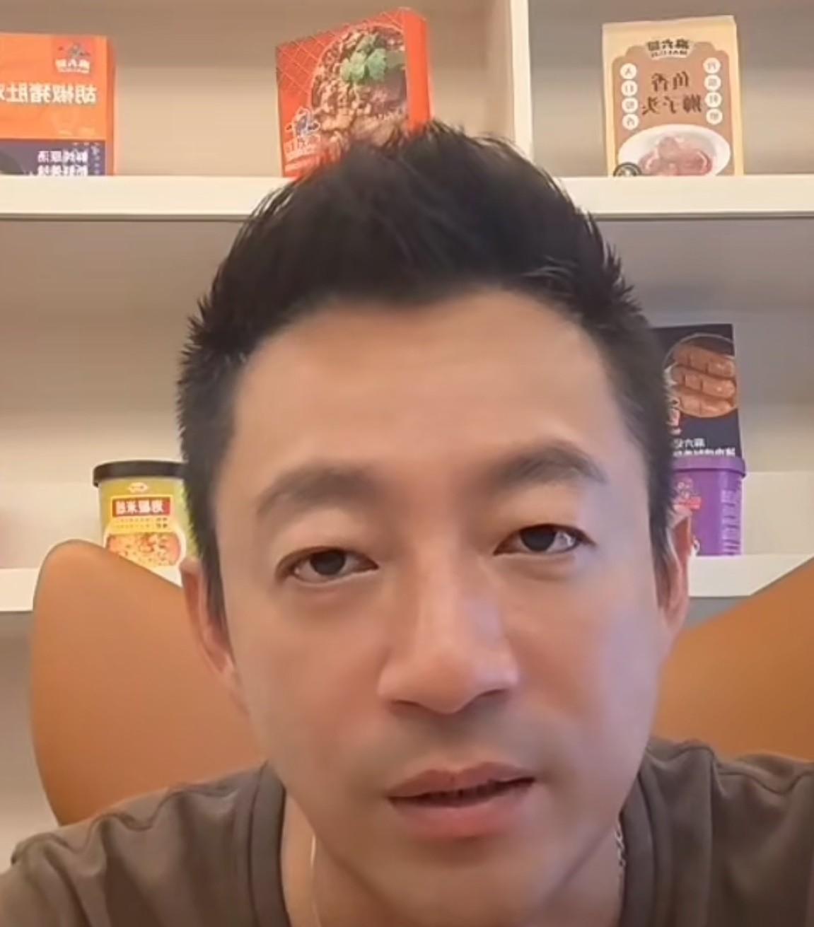 汪小菲今天首谈玥儿霖霖在北京参加夏令营的体验……汪小菲直播中，被网友问到谁照顾