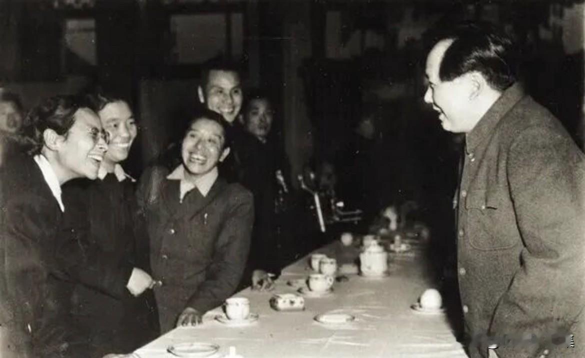 1951年，在全国政协一届三次会议上，毛泽东主席与雷洁琼（左一）亲切交谈的场景。
