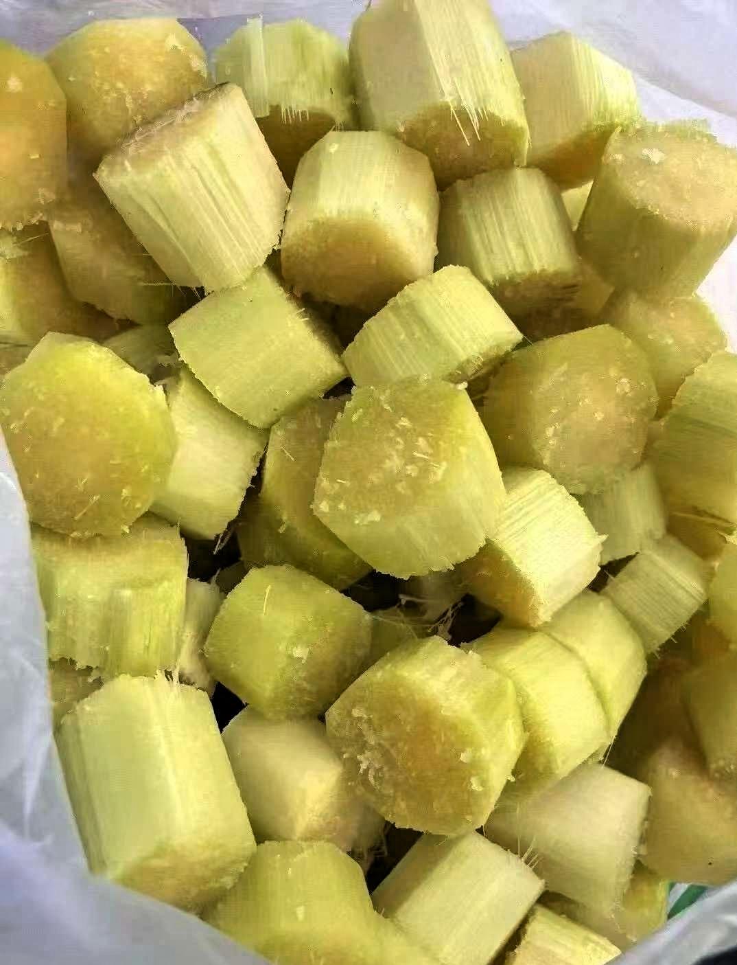 喜欢吃甘蔗的人吃甘蔗一定要适量昨天老公下班拎回一兜青皮甘蔗，削皮切段后码