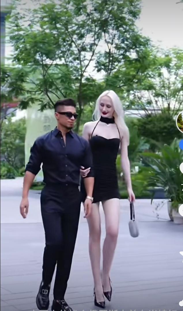 一位中国帅小伙儿娶了一个漂亮的俄罗斯媳妇。这天，两人走着大街上，走着走着，突然来