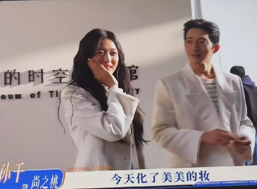 当演员原来挺辛苦的。孙千和井柏然拍《早春晴朗》花絮时，最后一幕是求婚的戏，两人
