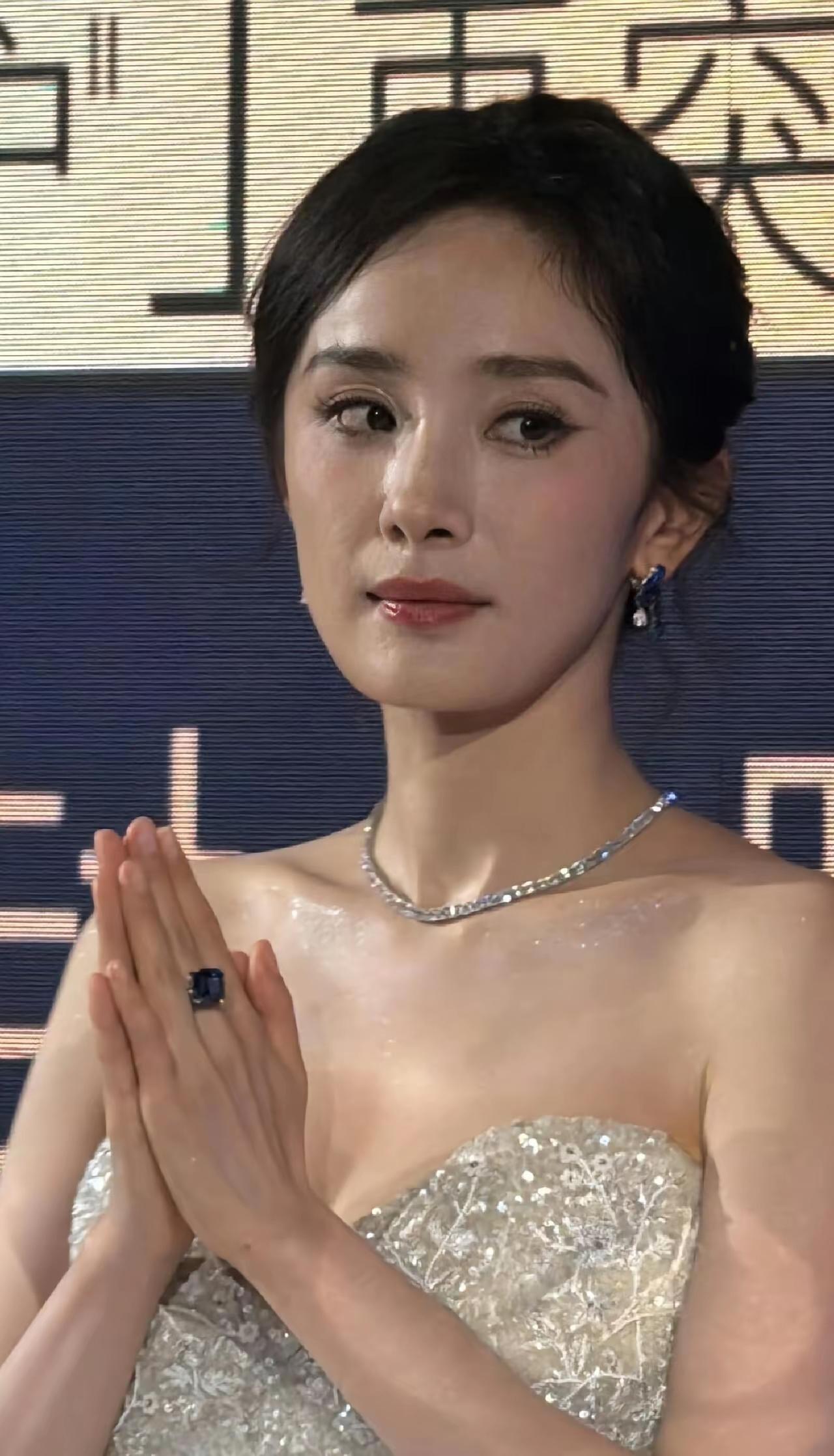 杨幂身材比例绝佳，无论正颜还是侧颜，面容十分娇美，不能不说是个大美人。但是窃以