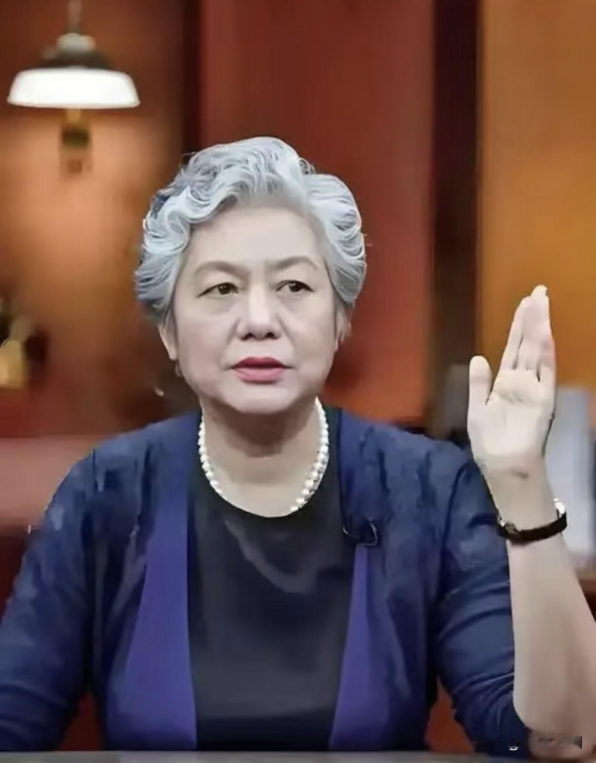 心理学教授李玫瑾说：“找对象时，人们常常会考虑对方的长相、身材、能力、学历和家境