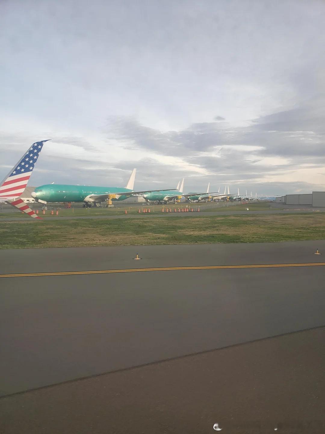 堆积在西雅图佩恩机场的777X机身，由于项目的延误，它们中的有些要到2030年之