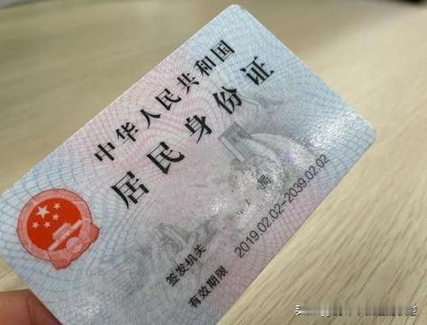 刚拆完快递，随手扔掉的面单正在出卖你——姓名、电话、住址全在上面！这就是典型的个