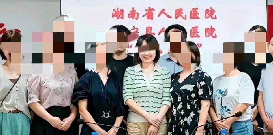 医院里年轻漂亮的姑娘一抓一大把，祖院长为啥偏偏选中了44岁的曾主任？这事儿越想越