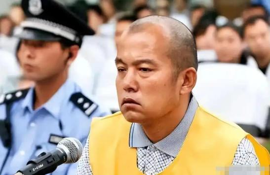 1988年，罪犯王金全趁狱警转身的间隙，一头钻进监区厕所的排污槽。从排污槽里一点